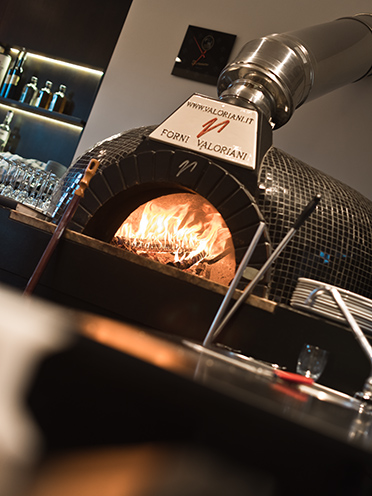 # ulisse albiati food photographer: a true wood oven for handmade pizzas. Da Michele restaurant in Lastra a Signa, Tuscany.