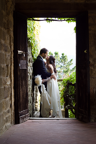 WEDDING PHOTOGRAPHY PORTFOLIO: # A romantic kiss, the most beautiful day of our lives (Castello di Romena, Casentino, Tuscany).